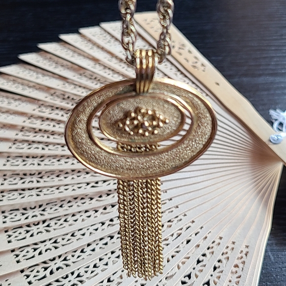 Elegant  Avon Gold Pendant Necklace - Picture 5 of 8